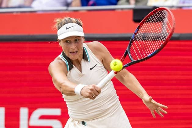 Tennis - 2025 WTA, Tennis Damen HSBC Championships - Women s Final -- Amanda Anisimova (USA) vs Tatjana Maria (GER) - The Queens Club - Sunday 15th June 2025. Tatjana Maria (GER) with a backhand return Colorsport Daniel Bearham  csp_ten_quW_db_15062025_
