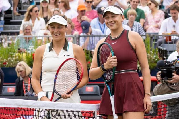 Tennis - 2025 WTA, Tennis Damen HSBC Championships - Women s Final -- Amanda Anisimova (USA) vs Tatjana Maria (GER) - The Queens Club - Sunday 15th June 2025. Tatjana Maria (GER) and Amanda Anisimova (USA) pose at the net ahead of the womens singles final Colorsport Daniel Bearham  csp_ten_quW_db_15062025_