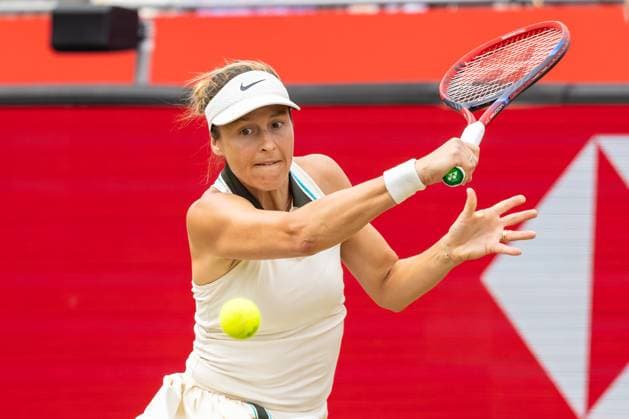 Tennis - 2025 WTA, Tennis Damen HSBC Championships - Women s Final -- Amanda Anisimova (USA) vs Tatjana Maria (GER) - The Queens Club - Sunday 15th June 2025. Amanda Anisimova (USA) with a backhand return of serve Colorsport Daniel Bearham  csp_ten_quW_db_15062025_