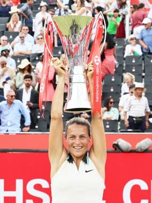 TENNIS - WTA, Tennis Damen Queen s Club LONDON,ENGLAND,15.JUN.25 - TENNIS - WTA Tour, HSBC Championships. Image shows the rejoicing of Tatjana Maria (GER). keywords: trophy, award ceremony.  GEPAxpictures xAlanxGrieves