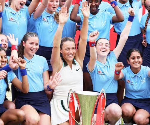 TENNIS - WTA, Tennis Damen Queen s Club LONDON,ENGLAND,15.JUN.25 - TENNIS - WTA Tour, HSBC Championships. Image shows the rejoicing of Tatjana Maria (GER) with the ballkids. keywords: trophy, award ceremony.  GEPAxpictures xAlanxGrieves