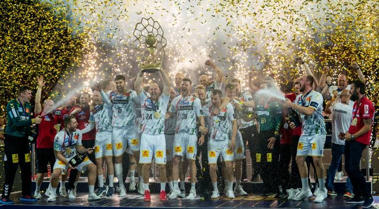 15 06 2025, Handball, Men, Truckscout 25 EHF Final4 2025, Champions League, Final Four 2024, EHF, Final, Füchse Berlin SC Magdeburg, The handball players of SC Magdeburg celebrate with the trophy after the award ceremony They are winners of the Champions League Cologne Lanxess Arena North Rhine-Westphalia Germany