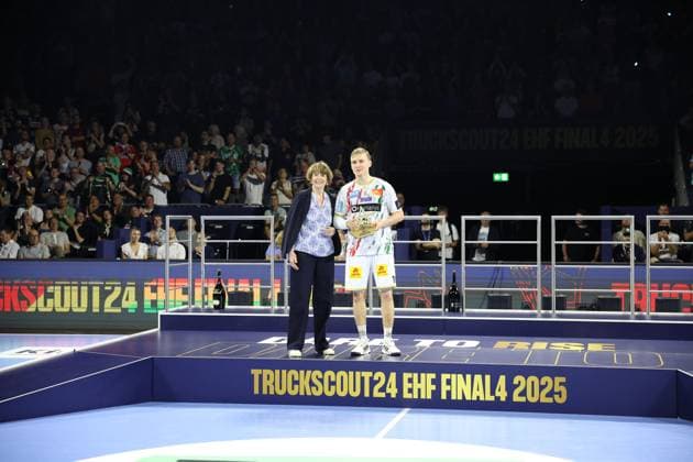 f l Lord Mayor of Cologne H Reeker, Gisli Kristjansson SC Magdeburg 10 Most Valuable Player MVP SC Magdeburg vs Fuechse Berlin , Handball, Final, TruckScout24 EHF FINAL4, EHF Champions League Men, Season 2024 2025, 15 06 2025 SC Magdeburg vs Fuechse Berlin , Handball, Final, TruckScout24 EHF FINAL4, EHF Champions League Men, Season 2024 2025, 15 06 2025 Cologne Copyright: xEibner-Pressefoto ThomasxStoeckerx EP_TSR