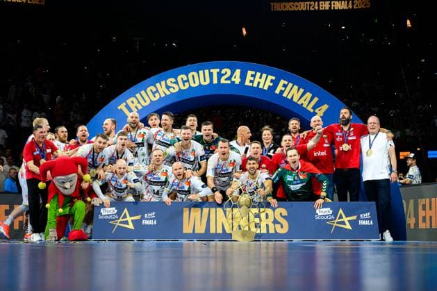 Cologne, Germany Handball EHF CL Final 4 Final Fuechse Berlin SC Magdeburg the team of Magdeburg, winner photo, final cheer final cheer emotion joy cup, Cologne Lanxess Arena North Rhine Westphalia Germany