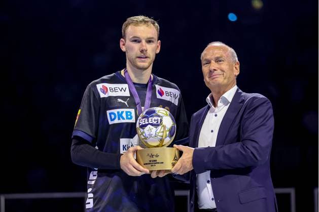 15 06 2025, Handball, Final TruckScout24 EHF FINAL4, LANXESS arena Köln, Füchse Berlin SC Magdeburg SC Magdeburg is Champions League winner Award ceremony Presentation of trophy after the match The team celebrates the victory Top scorer Mathias Gidsel Fuechse Berlin 19 North Rhine-Westphalia Germany
