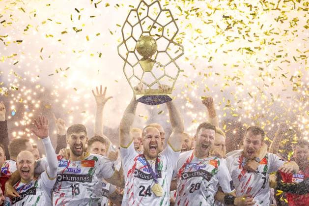 15 06 2025, Handball, Final TruckScout24 EHF FINAL4, LANXESS arena Köln, Füchse Berlin SC Magdeburg SC Magdeburg is Champions League winner Award ceremony Presentation of trophy after the match The team celebrates the victory Christian O Sullivan Magdeburg 24 accepts the trophy North Rhine-Westphalia Germany