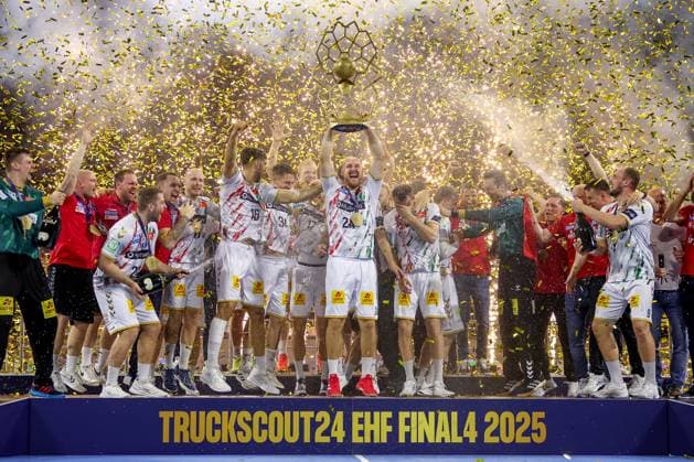 15 06 2025, Handball, Final TruckScout24 EHF FINAL4, LANXESS arena Köln, Füchse Berlin SC Magdeburg SC Magdeburg is Champions League winner Award ceremony Presentation of trophy after the match The team celebrates the victory Christian O Sullivan Magdeburg 24 accepts the trophy North Rhine-Westphalia Germany