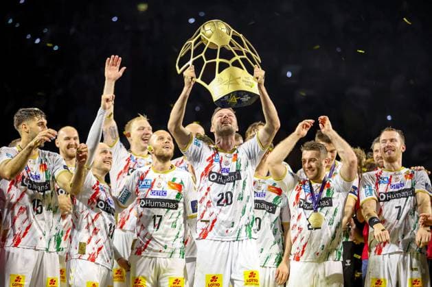 15 06 2025, Handball, Final TruckScout24 EHF FINAL4, LANXESS arena Cologne, Füchse Berlin SC Magdeburg SC Magdeburg is Champions League winner Award ceremony Presentation of trophy after the match The team celebrates the victory Philipp Weber Magdeburg 20 North Rhine-Westphalia Germany