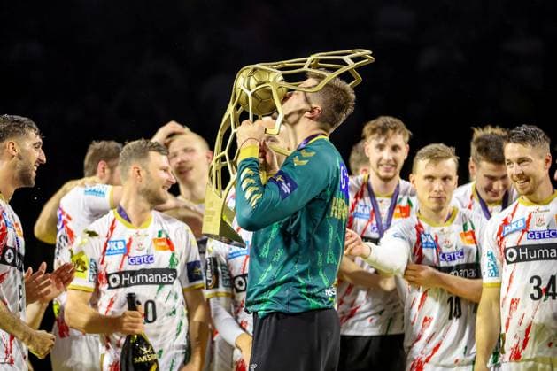 15 06 2025, Handball, Final TruckScout24 EHF FINAL4, LANXESS arena Köln, Füchse Berlin SC Magdeburg SC Magdeburg is Champions League winner Award ceremony Presentation of trophy after the match The team celebrates the victory Goalkeeper Sergey Hernandez Magdeburg 01 North Rhine-Westphalia Germany
