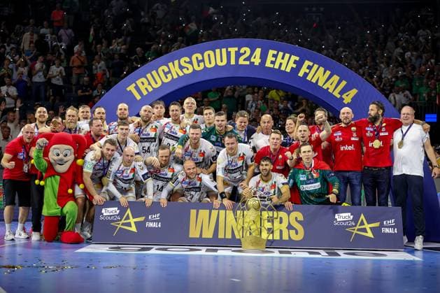 15 06 2025, Handball, Final TruckScout24 EHF FINAL4, LANXESS arena Cologne, Füchse Berlin SC Magdeburg SC Magdeburg is Champions League winner Award ceremony Presentation of trophy after the match The team celebrates the victory Team photo Group photo Group photo North Rhine-Westphalia Germany