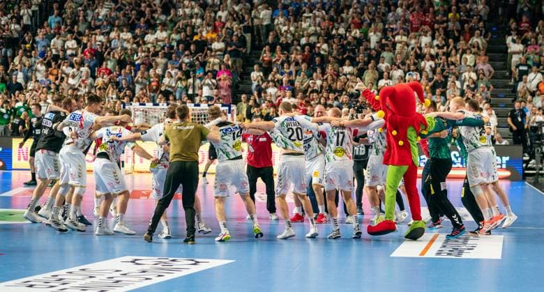 15 06 2025, Handball, Men, Truckscout 25 EHF Final4 2025, Champions League, Final Four 2024, EHF, Final, Füchse Berlin SC Magdeburg, The handball players of SC Magdeburg cheer after the final whistle and form a circle Cologne Lanxess Arena North Rhine-Westphalia Germany