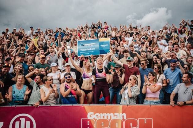Beach volleyball women Allianz German Beach Tour 2025 Tourstop Bremen 15 06 2025 f l Nele Barber and Melanie Gernert after winning the tournament Winner photo with the fans Bremen Waterfront Bremen Germany
