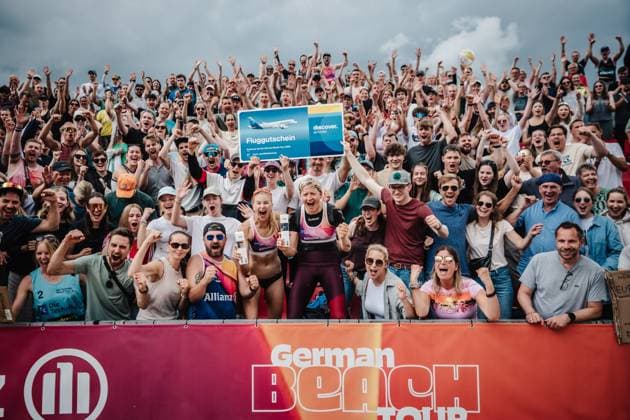 Beach volleyball women Allianz German Beach Tour 2025 Tourstop Bremen 15 06 2025 f l Nele Barber and Melanie Gernert after winning the tournament Winner photo with the fans Bremen Waterfront Bremen Germany