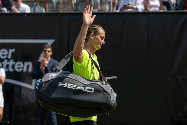 Alexander Zverev GER says goodbye to the Stuttgart crowd xettx, Germany, Stuttgart, 15 06 2025, Tennis, Boss Open, 2025, Final, A Zverev GER T Fritz USA , TC Weissenhof, Center Court
