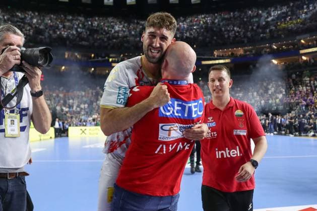 15 06 2025, xgox,Handball, EHF Champions League Final, Fuechse Berlin SC Magdeburg v l Antonio Serradilla Cuenca Magdeburg, 15 , Yves Grafenhorst Magdeburg, Co Coach Celebrating the victory, cheering after the end of the game Cologne