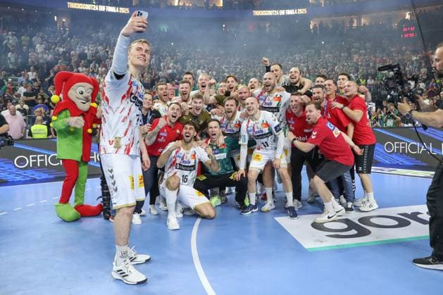 15 06 2025, xgox,Handball, EHF Champions League Final, Fuechse Berlin SC Magdeburg v l Magdeburg Celebrating the victory, cheering after the match, winner selfie Cologne