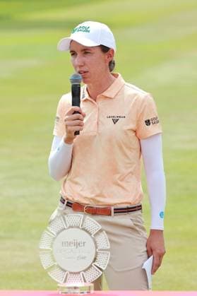 Meijer LPGA, Golf Damen Classic BELMONT, MICHIGAN-JUNE 15: Carlota Ciganda of Spain speaks during the award ceremony at the conclusion of the Meijer LPGA Classic for Simply Give golf tournament at Blythefield Country Club in Belmont, MI, USA Sunday, June 15, 2025. Belmont Michigan United States  Copyright: xJorgexLemusx originalFilename:lemus-meijerlp250615_npQkq.jpg