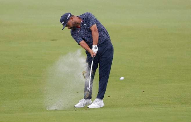 J.J. Spaun hits his approach shot to the 18th green on a water-logged course during the final round of the 125th U.S. Open Golf Championship at Oakmont Country Club in Oakmont, Pennsylvania on Sunday, June 15, 2025. Spaun won with a 64-foot birdie putt on the 18th hole and finished at even par for the tournament.  PIT20250615705 JOHNxANGELILLO
