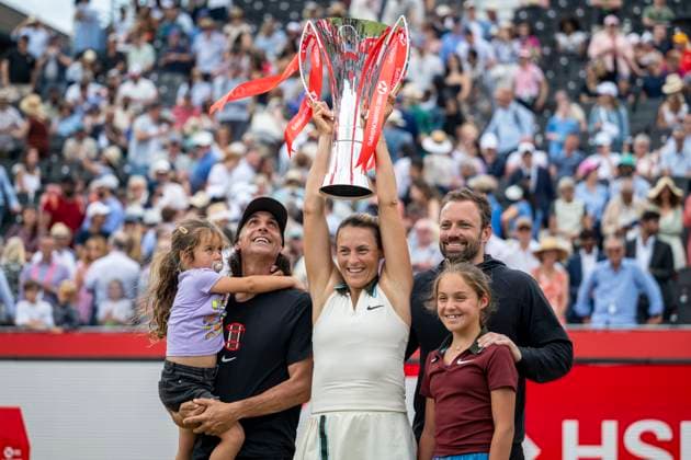Sport Bilder des Tages (250616) -- LONDON, June 16, 2025 -- Tatjana Maria (C) of Germany celebrates with the trophy during the awarding ceremony after the women s singles final between Amanda Anisimova of the United States and Tatjana Maria of Germany at the Queen s Club Championships in London, Britain, June 15, 2025. (Photo by Xinhua) (SP)BRITAIN-LONDON-TENNIS-QUEEN S CLUB CHAMPIONSHIPS StephenxChung 