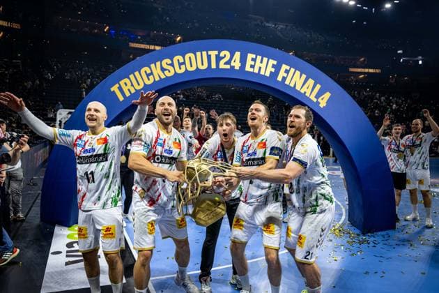 Handball Cologne 15 06 2025 EHF Final4 2025 Champions League Champions League Final Füchse Berlin SC Magdeburg SC Magdeburg is Champions League winner 2025 the team cheers in front of the fan curve Pettersson Daniel Magdeburg, No 11 Bergendahl Oscar Magdeburg, No 54 Claar Felix Magdeburg, No 07 Lagergren Albin Magdeburg, No 21 and others cheer