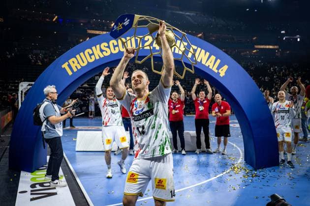 Handball Cologne 15 06 2025 EHF Final4 2025 Champions League Champions League Final Füchse Berlin SC Magdeburg SC Magdeburg is Champions League winner 2025 the team cheers in front of the fan curve Magnusson Omar Ingi Magdeburg, No 14 cheers