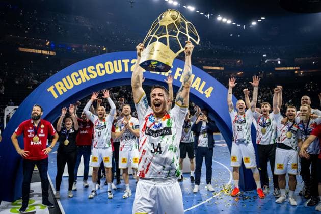 Handball Cologne 15 06 2025 EHF Final4 2025 Champions League Champions League Final Füchse Berlin SC Magdeburg SC Magdeburg is Champions League winner 2025 the team cheers in front of the fan curve Damgaard Nielsen Michael Magdeburg, No 34 Cheers