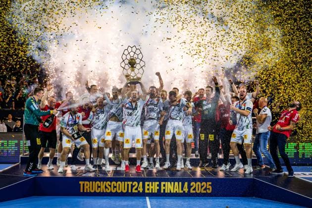Handball Cologne 15 06 2025 EHF Final4 2025 Champions League Champions League Final Füchse Berlin SC Magdeburg SC Magdeburg is Champions League winner 2025 O Sullivan Christian Magdeburg, No 24 Sullivan with trophy Award ceremony Cheers