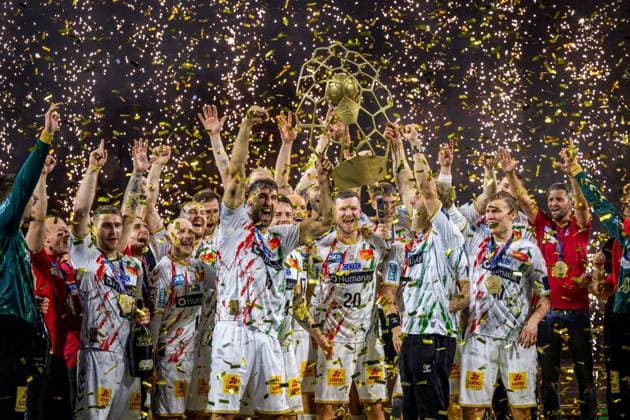 Handball Cologne 15 06 2025 EHF Final4 2025 Champions League Champions League Final Füchse Berlin SC Magdeburg SC Magdeburg is Champions League Winner 2025 Serradilla Cuenca Antonio Magdeburg, No 15 and Musche Matthias Magdeburg, No 06 with trophy Award ceremony Cheering