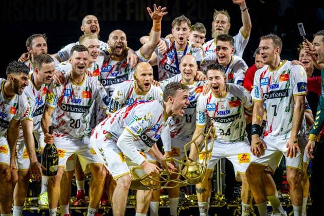 Bilder des Jahres 2025, Sport 06 Juni Sport Themen der Woche KW24 Sport Bilder des Tages Handball Köln 15.06.2025 EHF Final4 2025 Champions League Championsleague Finale Füchse Berlin - SC Magdeburg Der SC Magdeburg ist Champions League Sieger 2025 Kristjansson Gisli Thorgeir (Magdeburg, No.10) mit Pokal Siegerehrung Jubel *** Handball Cologne 15 06 2025 EHF Final4 2025 Champions League Champions League Final Füchse Berlin SC Magdeburg SC Magdeburg is Champions League winner 2025 Kristjansson Gisli Thorgeir Magdeburg, No 10 with trophy Award ceremony Cheers
