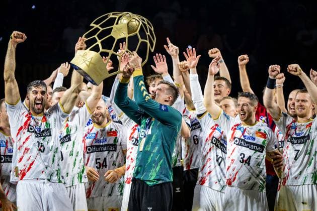 Handball Cologne 15 06 2025 EHF Final4 2025 Champions League Champions League Final Füchse Berlin SC Magdeburg SC Magdeburg is Champions League winner 2025 Hernandez Ferrer Sergey Magdeburg, TW, No 01 with trophy Award ceremony Cheering