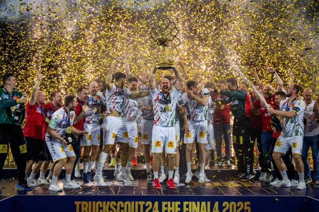 Handball Cologne 15 06 2025 EHF Final4 2025 Champions League Champions League Final Füchse Berlin SC Magdeburg SC Magdeburg is Champions League winner 2025 O Sullivan Christian Magdeburg, No 24 Sullivan with trophy Award ceremony Cheers