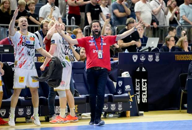 Final cheer MD, coach Bennet WIEGERT MD , l Omar Ingi MAGNUSSON MD Handball Champions League Final Four 2025, Final, Fuechse Berlin B SC Magdeburg MD 26 32, on 15 06 2025 in Cologne Germany Â