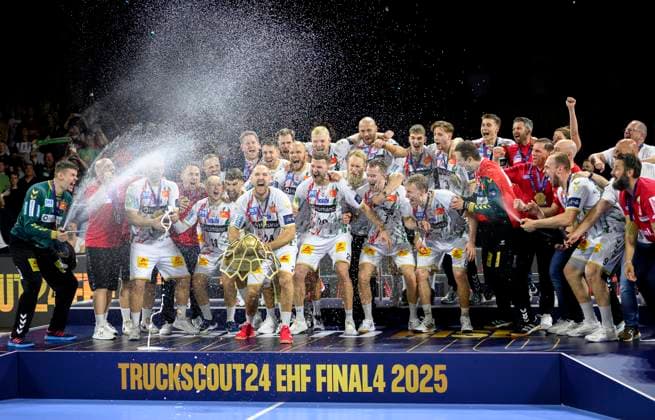 Award ceremony, cheering team MD with trophy held by Christian OÂ SULLIVAN MD, team, Handball Champions League Final Four 2025, Final, Fuechse Berlin B SC Magdeburg MD 26 32, on 15 06 2025 in Cologne Germany Â