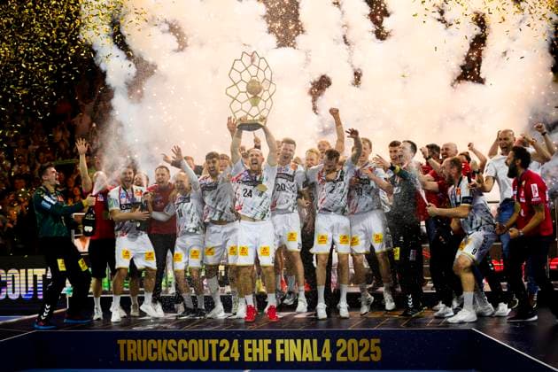 Award ceremony, cheering team MD with trophy held by Christian OÂ SULLIVAN MD, team, Handball Champions League Final Four 2025, Final, Fuechse Berlin B SC Magdeburg MD 26 32, on 15 06 2025 in Cologne Germany Â