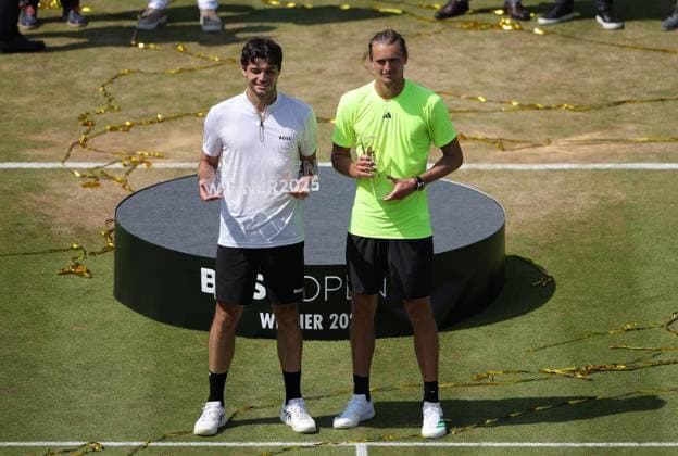 (250616) -- STUTTGART, June 16, 2025 -- Winner Taylor Fritz (L) of the United States and runner-up Alexander Zverev of Germany pose during the awarding ceremony after their men s singles final at the Stuttgart Open 2025 tennis tournament in Stuttgart, Germany, June 15, 2025. (Photo by Xinhua) (SP)GERMANY-STUTTGART-TENNIS-STUTTGART OPEN-FINAL PhilippexRuiz 