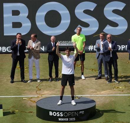 (250616) -- STUTTGART, June 16, 2025 -- Winner Taylor Fritz (front) of the United States celebrates with the trophy during the awarding ceremony after the men s singles final between Alexander Zverev of Germany and Taylor Fritz of the United States at the Stuttgart Open 2025 tennis tournament in Stuttgart, Germany, June 15, 2025. (Photo by Xinhua) (SP)GERMANY-STUTTGART-TENNIS-STUTTGART OPEN-FINAL PhilippexRuiz 