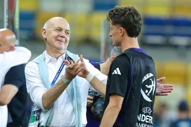 DFB-Praesident Bernd Neuendorf (Germany) und Tim Oermann (Germany) jubeln, UEFA European Under-21 Championship 2025 Group Stage, Czechia v Germany, MOL ArÃ na am 15. June 2025 in Dunajska Streda, Slowakei. (Foto von Marco Steinbrenner DeFodi Images) DFB-Praesident Bernd Neuendorf (Germany) und Tim Oermann (Germany) cheer, UEFA European Under-21 Championship 2025 Group Stage, Czechia v Germany, MOL ArÃ na, June 15, 2025 in Dunajska Streda, Slovakia. (Photo by Marco Steinbrenner DeFodi Images) *** DFB President Bernd Neuendorf Germany and Tim Oermann Germany cheer, UEFA European Under 21 Championship 2025 Group Stage, Czechia v Germany, MOL ArÃ na on June 15, 2025 in Dunajska Streda, Slovakia Photo by Marco Steinbrenner DeFodi Images DFB President Bernd Neuendorf Germany and Tim Oermann Germany cheer, UEFA European Under 21 Championship 2025 Group Stage, Czechia v Germany, MOL ArÃ na, June 15, 2025 in Dunajska Streda, Slovakia Photo by Marco Steinbrenner DeFodi Images