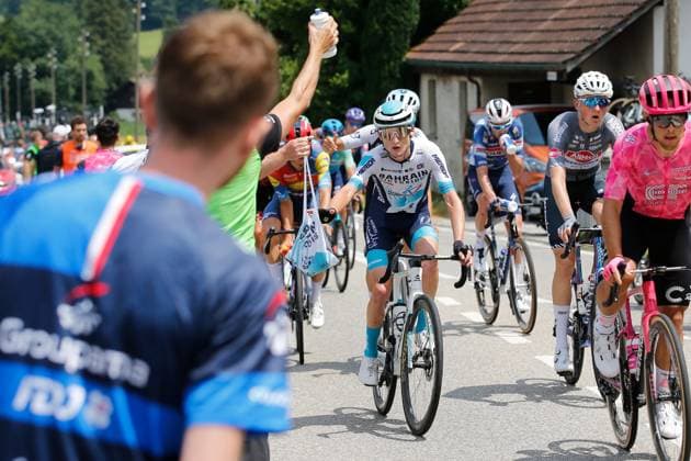TDS 2 stage Finlay Pickering GBR Team Bahrain Victorious at the refreshment point 16 06 2025 Aarau, SWITZERLAND, Tour de Suisse 2 stage Aarau Schwarzsee Finlay Pickering GBR Team Bahrain Victorious at the refreshment point near Roggwil