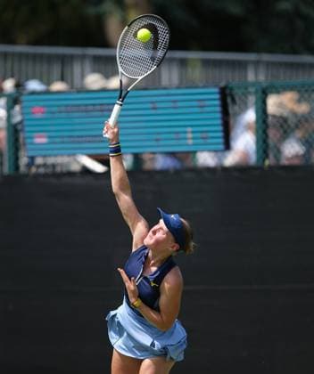 Nottingham Tennis Centre Nottingham, England - June 16th : Suzan Lamens serves to Leylah Fernandez during the first round match in the Lexus Nottingham Tennis Open on June 16th, 2025 in Nottingham, England (Paul Bonser SPP) Copyright: xPaulxBonser SPPx spp-en-PaBo-Lexus Nottingham Open 0877