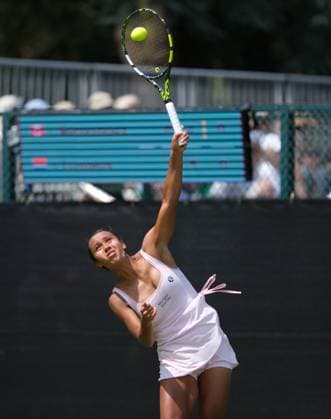 Nottingham Tennis Centre Nottingham, England - June 16th : Leylah Fernandez serves to Suzan Lamens during the first round match in the Lexus Nottingham Tennis Open on June 16th, 2025 in Nottingham, England (Paul Bonser SPP) Copyright: xPaulxBonser SPPx spp-en-PaBo-Lexus Nottingham Open 0880