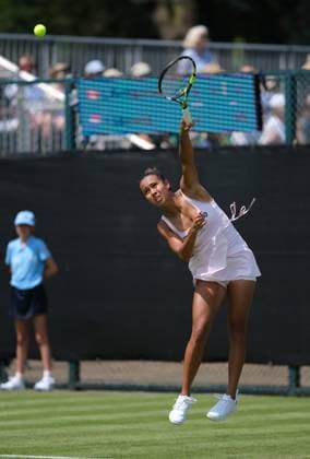 Nottingham Tennis Centre Nottingham, England - June 16th : Leylah Fernandez serves to Suzan Lamens during the first round match in the Lexus Nottingham Tennis Open on June 16th, 2025 in Nottingham, England (Paul Bonser SPP) Copyright: xPaulxBonser SPPx spp-en-PaBo-Lexus Nottingham Open 0882