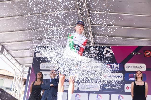 Giro Next Gen 2025 - 2nd Stage - Rho CantÃ¹ Lorenzo Mark Finn (Red Bull - Bora - Hansgrohe Rookies) receives the Italian Jersey at the 2nd Stage of Giro Next Gen 2025 in Rho - Cantu CantÃ¹ Italy  Copyright: xTommasoxBerardix originalFilename:berardi-gironext250616_npxlX.jpg