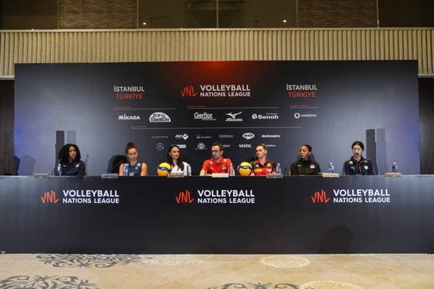 Ahead of Women s Volleyball Nations League (VNL) ISTANBUL, TURKIYE - JUNE 17: Dahyeon Lee of South Korea (R), Jazmine White of Canada (2nd R), Britt Herbots of Belgium (3rd R), Gabriela Guimaraes of Brazil (2nd L), Niverka Marte of Dominican Republic (L) and Daniele Santarelli (C) and Simge Akoz (3rd L) of Turkiye attend press conference, PK, Pressekonferenz ahead of Volleyball FIVB Women s Nations League (VNL) 2nd week volleyball matches in Istanbul, Turkiye on June 17, 2025. Hakan Akgun Anadolu Istanbul Turkey. Editorial use only. Please get in touch for any other usage.  Copyright: x2025xAnadoluxHakanxAkgunx