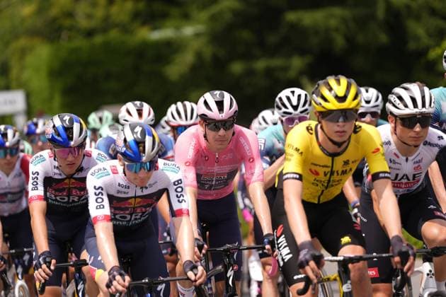 Jonathan Vervenne (Soudal Quick-Step Devo Team) Pink Jersey The pack rides during the stage 3 of the Giro Next Gen 2025, Albese con Cassano (Co) -Passo Maniva (Bs), 143 km, Italy - Tuesday, June 17, 2025. - cycling.  Copyright: xFabioxFerrarix LaPressex