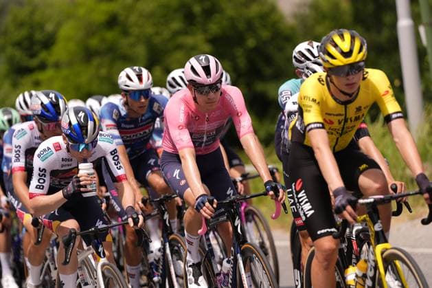 Jonathan Vervenne (Soudal Quick-Step Devo Team) Pink Jersey The pack rides during the stage 3 of the Giro Next Gen 2025, Albese con Cassano (Co) -Passo Maniva (Bs), 143 km, Italy - Tuesday, June 17, 2025. - cycling.  Copyright: xFabioxFerrarix LaPressex