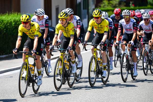 Tour de Suisse 2025 Stage 3 HEIDEN, SWITZERLAND - JUNE 17 : Team Visma Lease A Bike riders in action during stage 3 of the 88th edition of Tour de Suisse an UCI World Tour 2.UWT cycling road race stage for Men Elite of 195.6 km with start in Aarau and finish in Heiden on June 17, 2025 in Heiden, Switzerland, 17 06 2025 ( Motordriver Kenny Verfaillie - Heiden Switzerland  Copyright: xVincentxKalutx