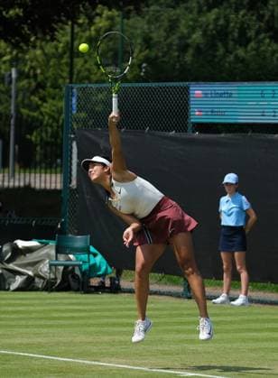 Nottingham Tennis Centre Nottingham, England - June 17th : Alexandra Eala serves to Magda Linette during the match in the Lexus Nottingham Tennis Open, day 3, 2025 in Nottingham, England (Paul Bonser SPP) Copyright: xPaulxBonser SPPx spp-en-PaBo-Lexus Nottingham Open 5615
