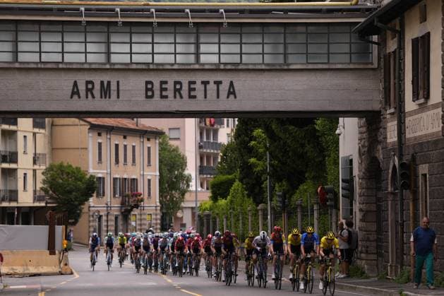 The pack rides during the stage 3 of the Giro Next Gen 2025, Albese con Cassano (Co) -Passo Maniva (Bs), 143 km, Italy - Tuesday, June 17, 2025. - cycling.  Copyright: xFabioxFerrarix LaPressex