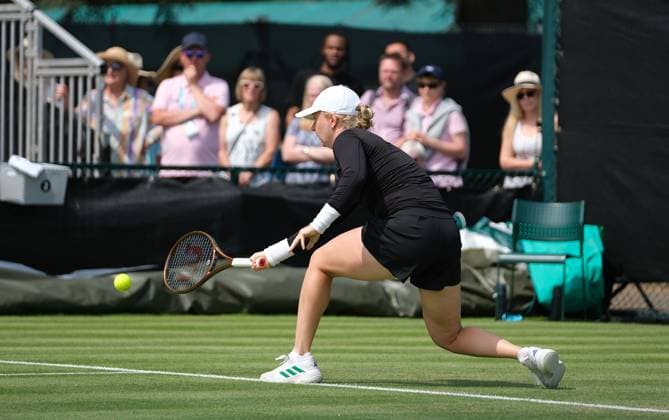 Nottingham Tennis Centre Nottingham, England - June 17th : Francesca Jones plays a low a forehand shot to Harriet Dart during the day 3 match in the Lexus Nottingham Tennis Open on June 17th, 2025 in Nottingham, England (Paul Bonser SPP) Copyright: xPaulxBonser SPPx spp-en-PaBo-Lexus Nottingham Open 5638