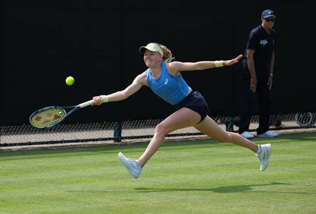 Nottingham Tennis Centre Nottingham, England - June 17th : Harriet Dart plays a forehand shot to Francesca Jones during the day 3 match in the Lexus Nottingham Tennis Open on June 17th, 2025 in Nottingham, England (Paul Bonser SPP) Copyright: xPaulxBonser SPPx spp-en-PaBo-Lexus Nottingham Open 5640